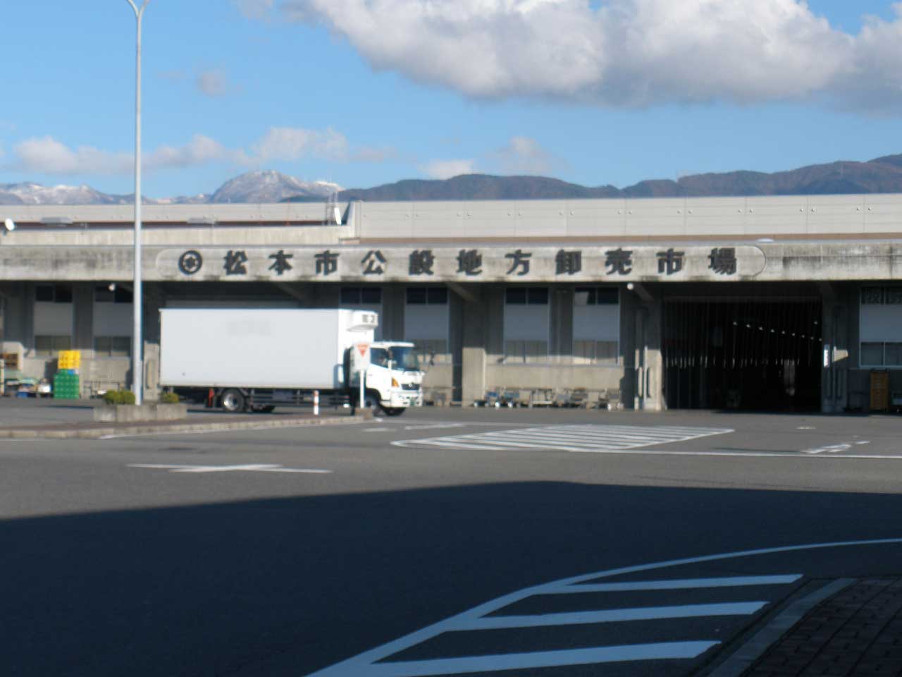 松本市公設市場西側（正面）入口を右折
